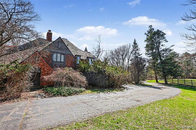 32020 Franklin Road, Franklin, MI 48025