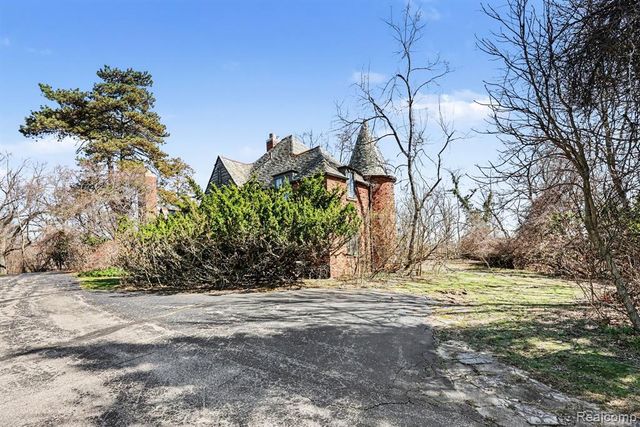 32020 Franklin Road, Franklin, MI 48025