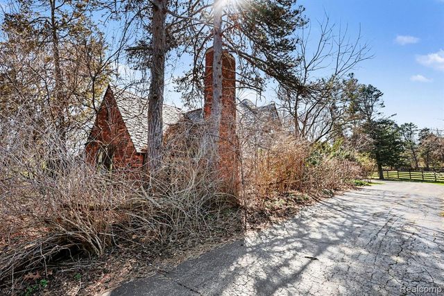 32020 Franklin Road, Franklin, MI 48025