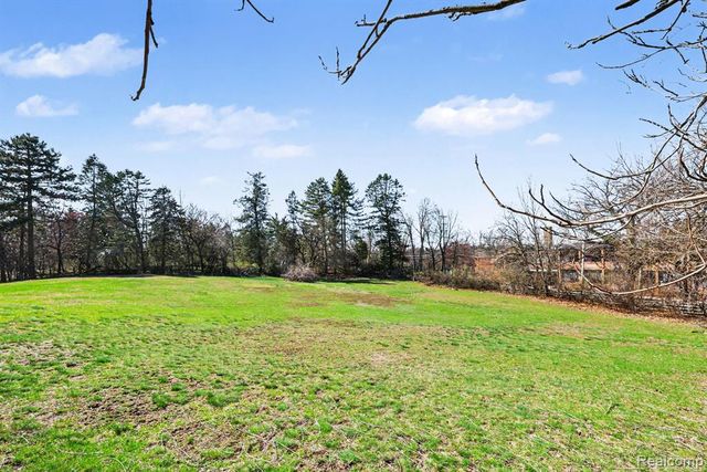 32020 Franklin Road, Franklin, MI 48025