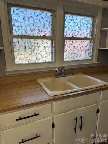 80 English Street, Spruce Pine, NC 28777