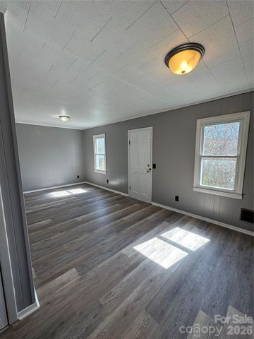 80 English Street, Spruce Pine, NC 28777