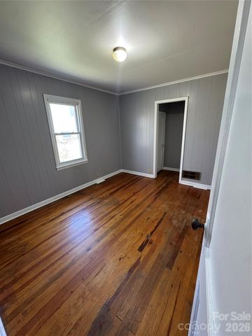 80 English Street, Spruce Pine, NC 28777