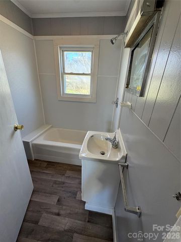 80 English Street, Spruce Pine, NC 28777