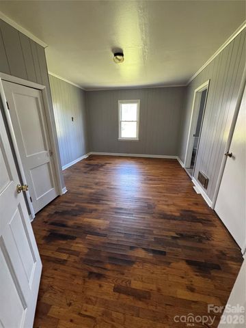 80 English Street, Spruce Pine, NC 28777