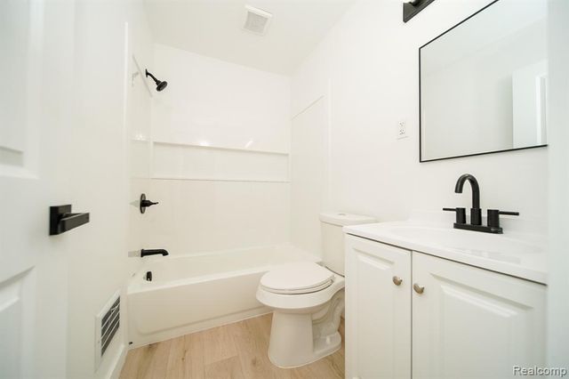 20048 Washtenaw Street, Harper Woods, MI 48225