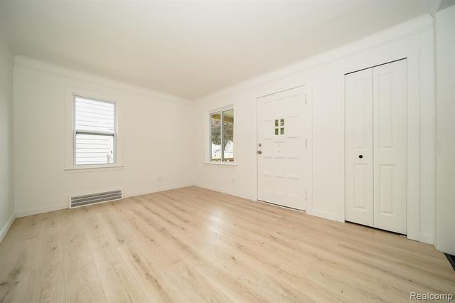 20048 Washtenaw Street, Harper Woods, MI 48225