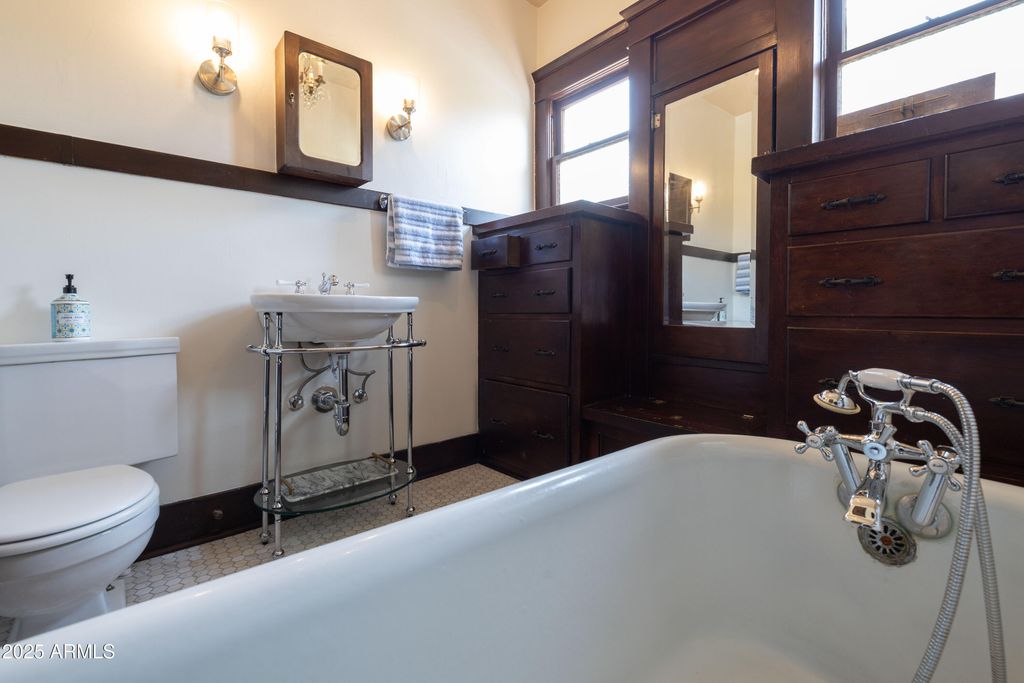 Image 27 of property listing at 70 W LYNWOOD Street, Phoenix, AZ 85003