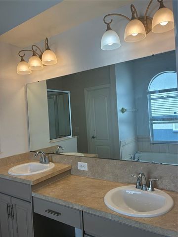 31318 HEATHERSTONE DR, Wesley Chapel, FL 33543