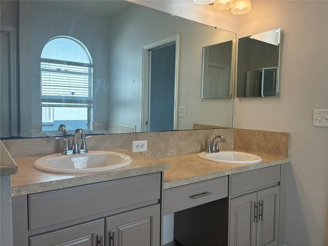 31318 HEATHERSTONE DR, Wesley Chapel, FL 33543