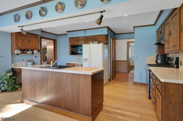 179 Oaks Road, Long Hill Twp., NJ 07946