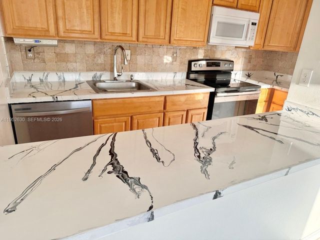 505 S Pine Island Rd 302B, Plantation, FL 33324