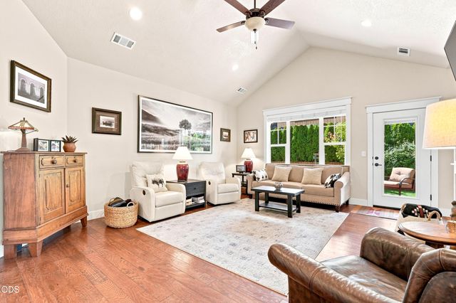 541 Bridge Creek Drive, Central Point, OR 97502