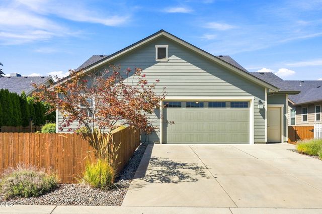 541 Bridge Creek Drive, Central Point, OR 97502