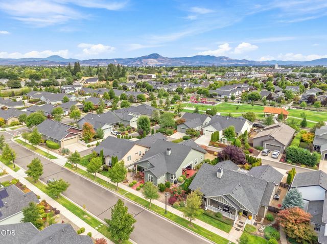 541 Bridge Creek Drive, Central Point, OR 97502