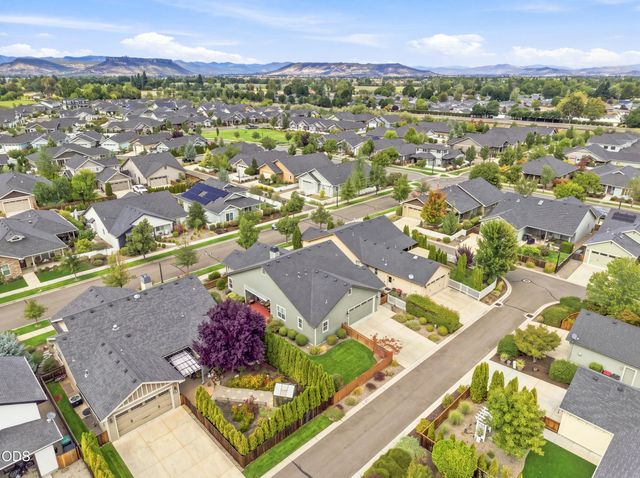 541 Bridge Creek Drive, Central Point, OR 97502
