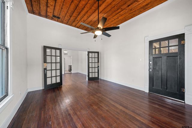 1314 N Queen St, Palestine, TX 75803