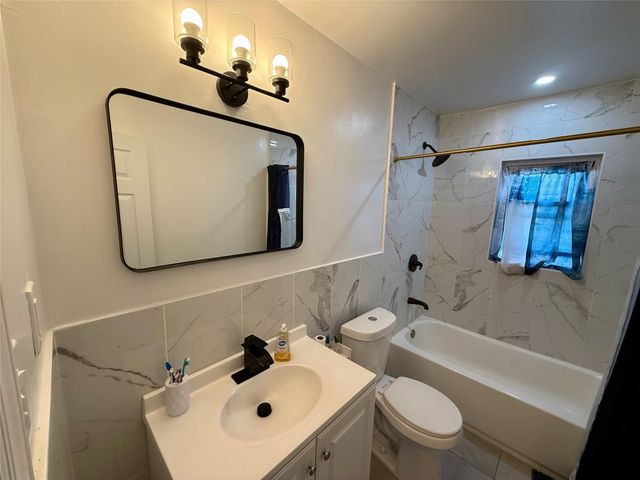 963 E 225th Street, Bronx, NY 10466