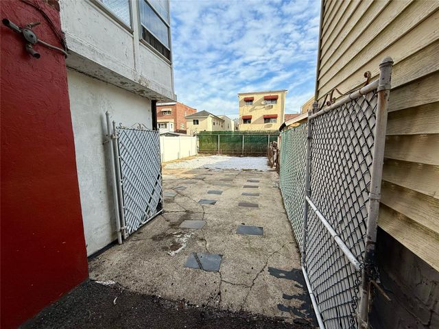 963 E 225th Street, Bronx, NY 10466