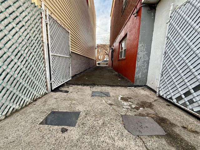 963 E 225th Street, Bronx, NY 10466