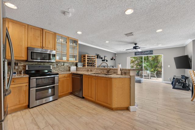 7962 N Silverado Circle, Hollywood, FL 33024