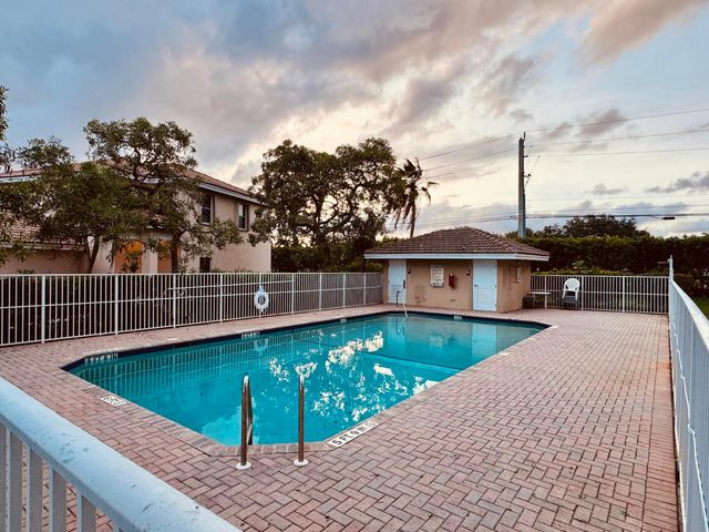 7962 N Silverado Circle, Hollywood, FL 33024