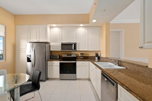 22 Harbour Isle Drive W Ph02, Hutchinson Island, FL 34949