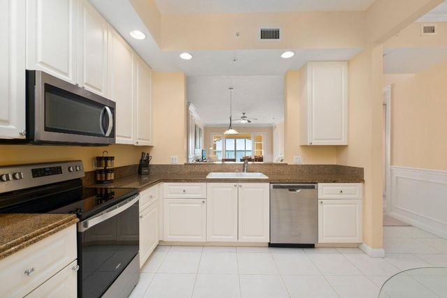 22 Harbour Isle Drive W Ph02, Hutchinson Island, FL 34949