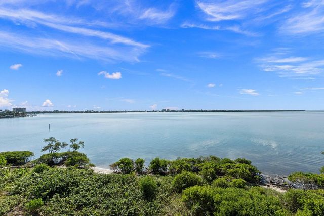 22 Harbour Isle Drive W Ph02, Hutchinson Island, FL 34949