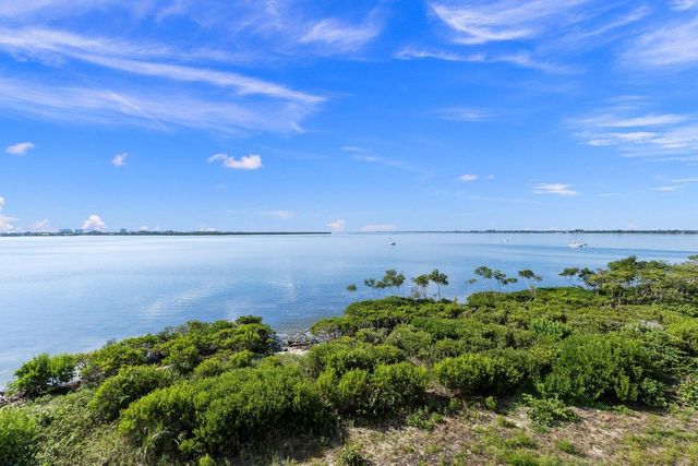 22 Harbour Isle Drive W Ph02, Hutchinson Island, FL 34949