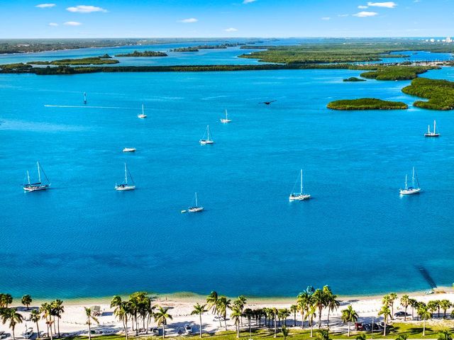 22 Harbour Isle Drive W Ph02, Hutchinson Island, FL 34949