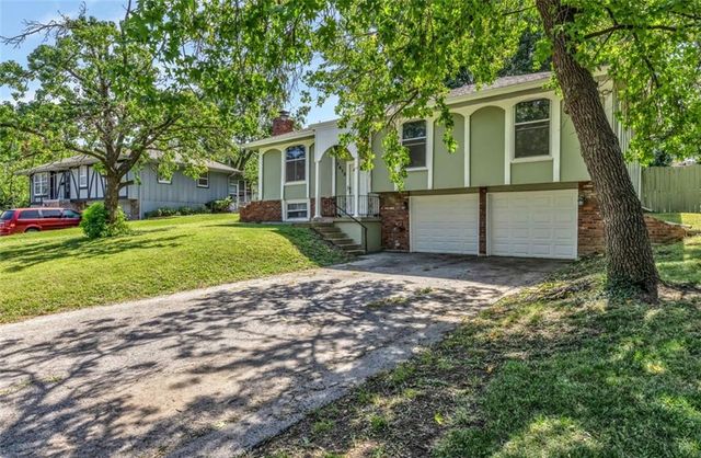 7413 Loma Vista Drive, Kansas City, MO 64138