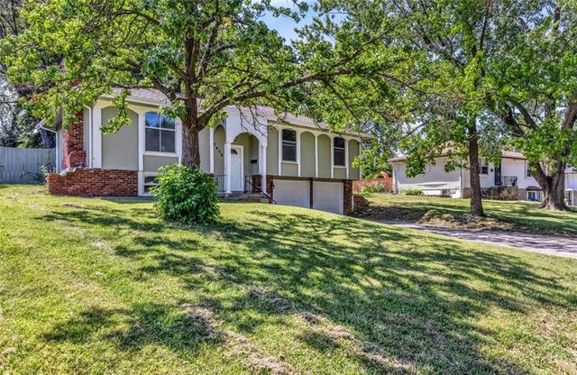 7413 Loma Vista Drive, Kansas City, MO 64138