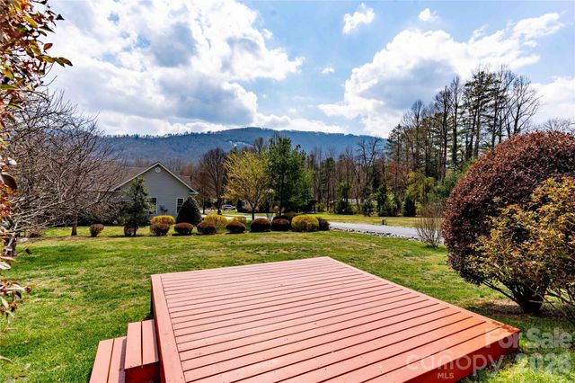 291 N Crab Meadow Drive, Hendersonville, NC 28739