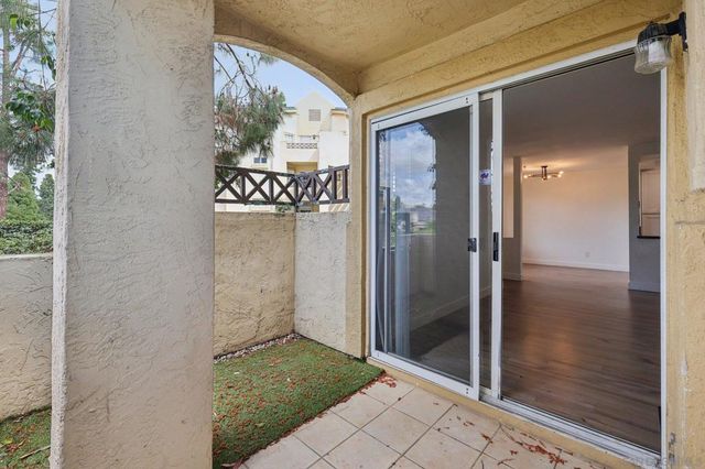 2077 Lakeridge Circle 104, Chula Vista, CA 91913