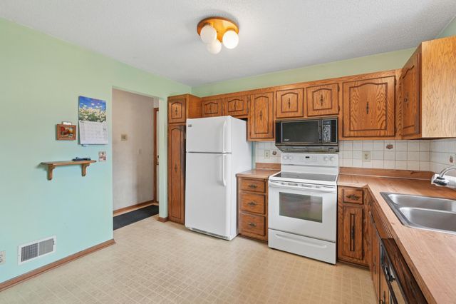 703 Cope Avenue W, Roseville, MN 55113