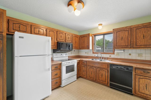 703 Cope Avenue W, Roseville, MN 55113