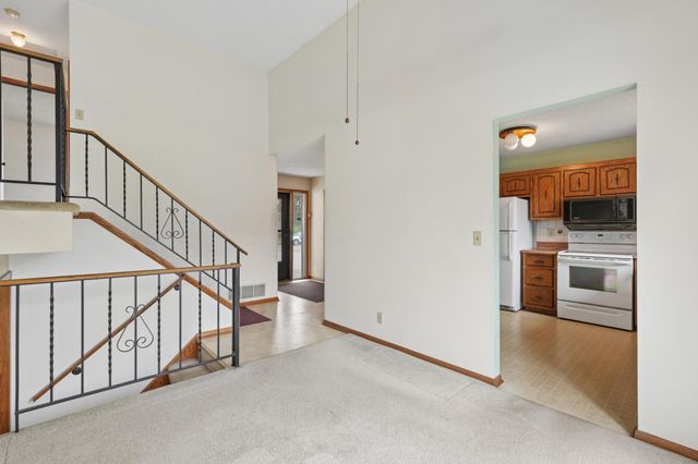 703 Cope Avenue W, Roseville, MN 55113