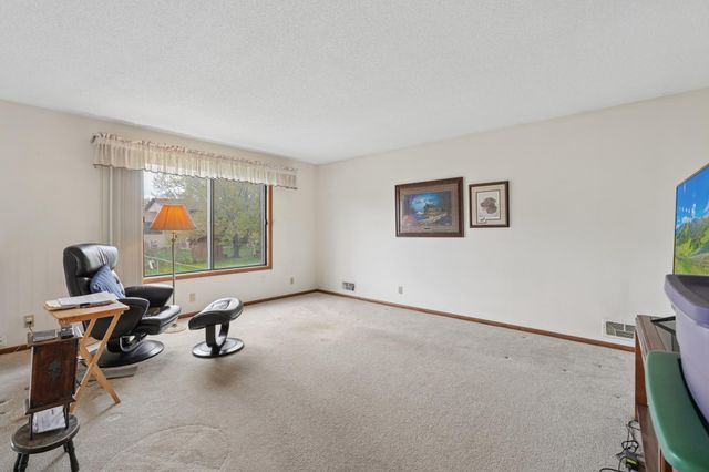 703 Cope Avenue W, Roseville, MN 55113