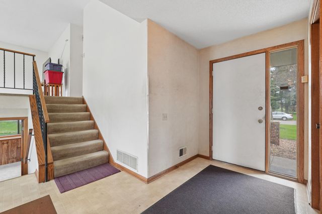 703 Cope Avenue W, Roseville, MN 55113
