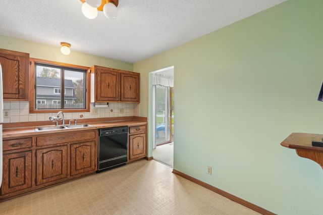703 Cope Avenue W, Roseville, MN 55113