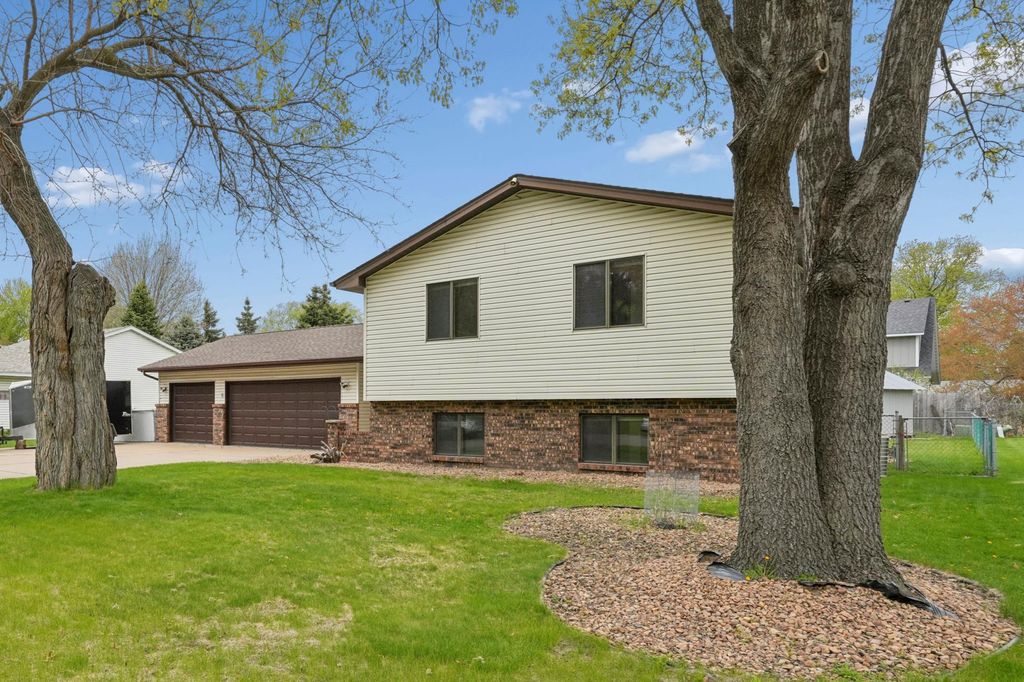 703 Cope Avenue W, Roseville, MN 55113