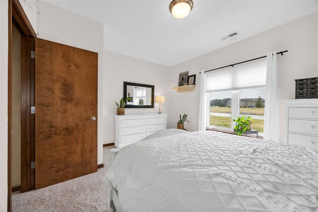 1540 Cedar Vista Ln, North Liberty, IA 52317