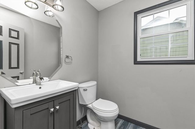 4249 E Douglas Avenue, Des Moines, IA 50317