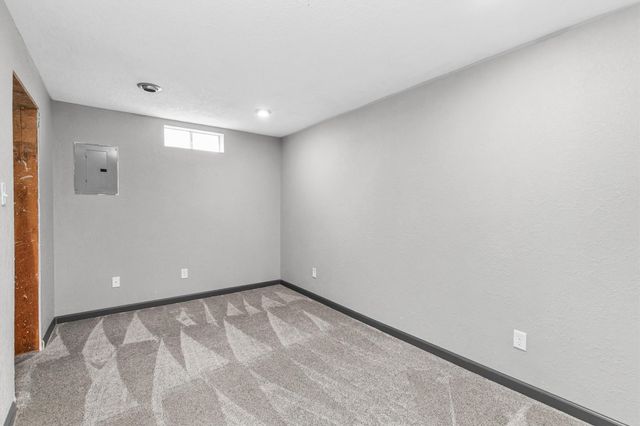 4249 E Douglas Avenue, Des Moines, IA 50317