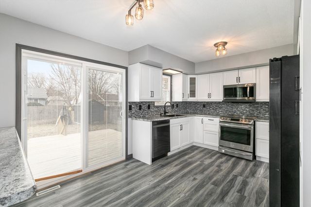 4249 E Douglas Avenue, Des Moines, IA 50317