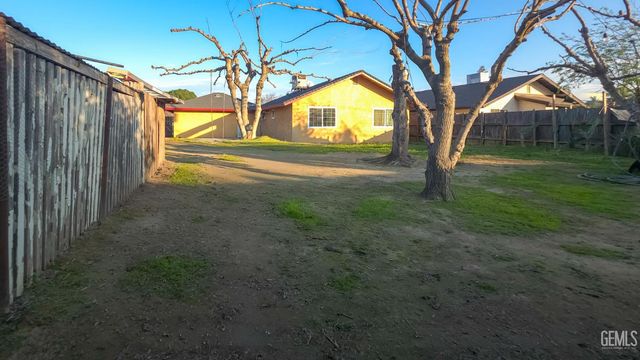 5825 Lenz Court, Bakersfield, CA 93307