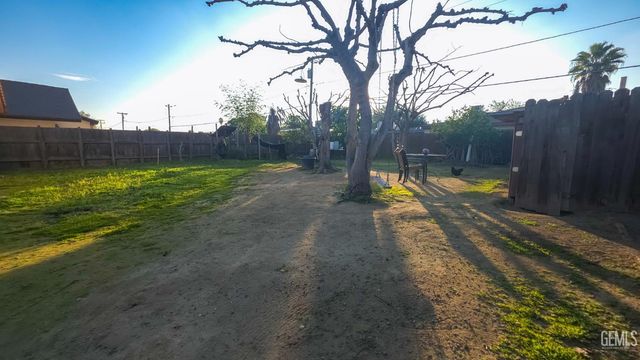 5825 Lenz Court, Bakersfield, CA 93307