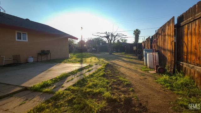 5825 Lenz Court, Bakersfield, CA 93307