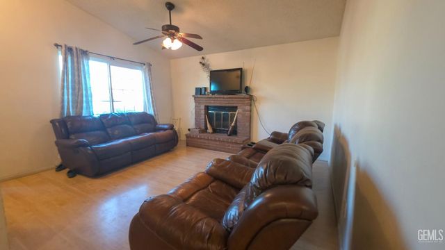 5825 Lenz Court, Bakersfield, CA 93307